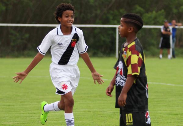 Wanyson faz a festa após fazer o oitavo gol vascaíno
