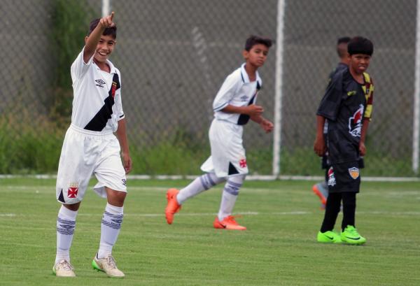 Lucas Louback fez um hat-trick diante do União
