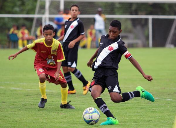 Gabriel Silva aproveita cruzamento de Pedro Amarante