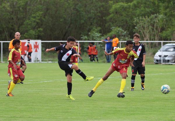Oliver finaliza com perfeição para marcar o quarto gol do Gigante