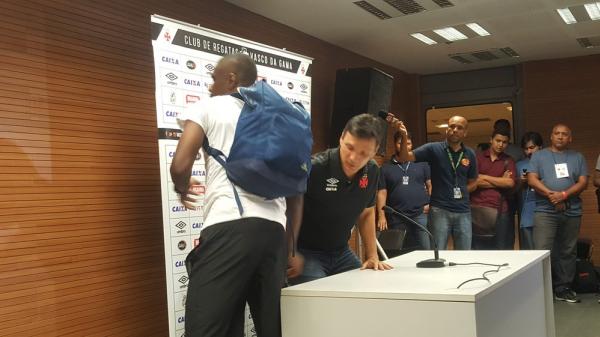 Zé Ricardo é cumprimentado por Juan na sala de entrevistas do Vasco