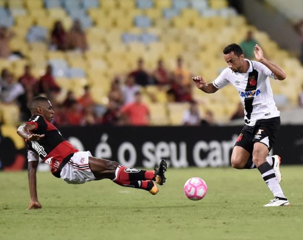 Nenê durante o clássico contra o Flamengo