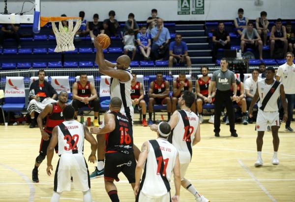 Lucas Mariano foi o cestinha do Vasco na vitória sobre o Flamengo