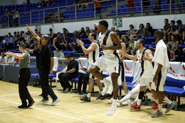 Vascaínos comemoram a vitória diante do Flamengo