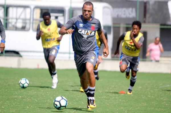 Luis Fabiano durante treinamento na Colina Histórica