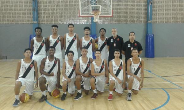 Equipe sub-16 de Basquete posa antes da bola subir