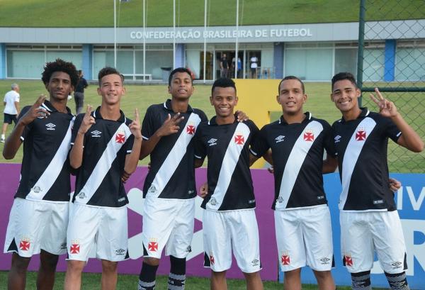 Atletas 2002 na Granja Comary: Talles, Arthur Salles, Ryan, Riquelme, Rodrigo e Edvélton