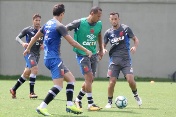Luis Fabiano, com colete, no treino desta terça-feira