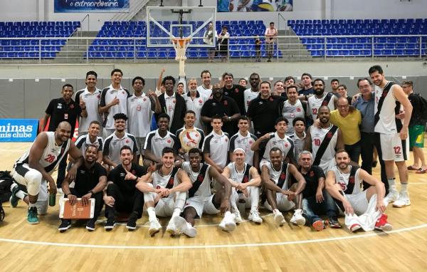 Encontro entre as equipes na quadra do Minas Tênis Clube