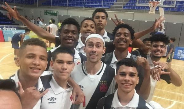 Atletas do sub-16 ao lado do armador Fúlvio