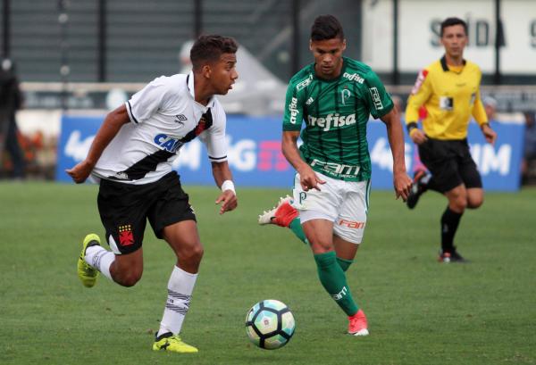  Vinícius infernizou a defesa palmeirense ao longo do duelo