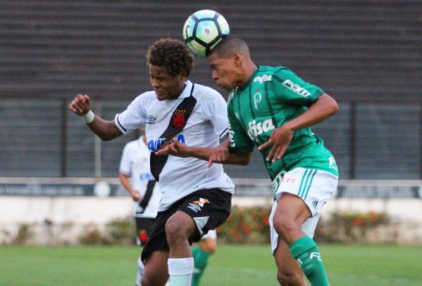 João Pedro disputa a bola durante a etapa inicial