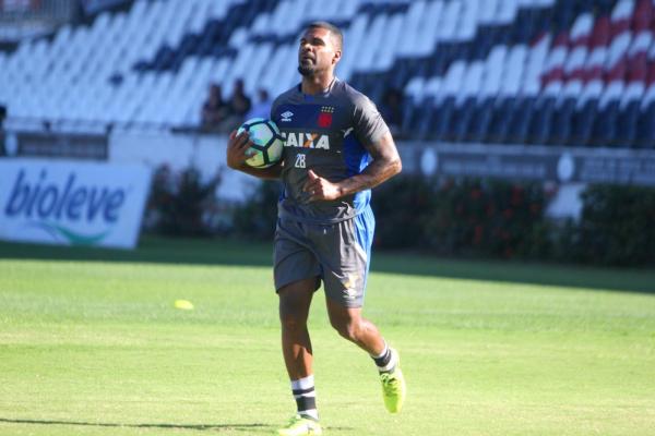 Breno deve continuar no Vasco em 2018; permanência será definida após eleições do clube