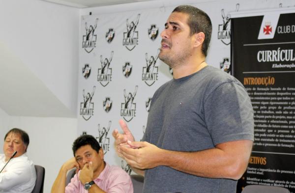 Diretor geral das categorias de base Álvaro Miranda durante seu discurso