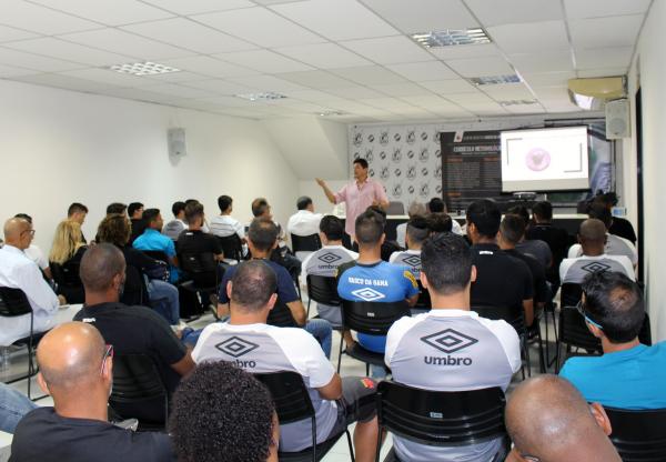 Professor Edvaldo de Farias durante sua apresentação
