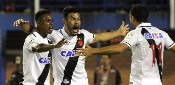 Andrés Ríos comemora gol do Vasco diante do Avaí
