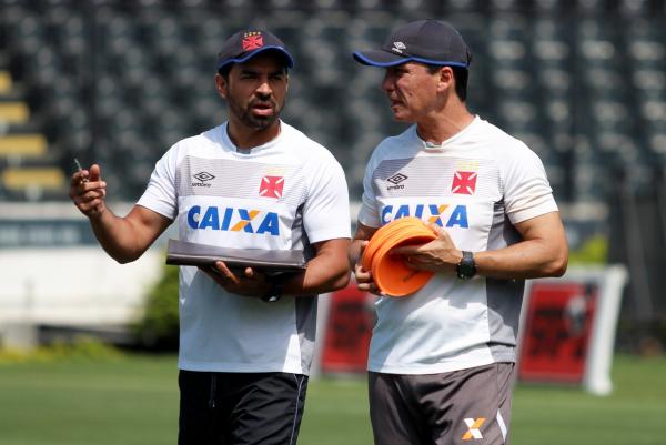 Zé Ricardo conversa com o auxiliar Cléber dos Santos