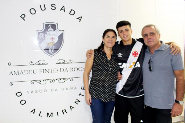 Gabriel Pec posa ao lado da mãe Silvana e do pai Paulo