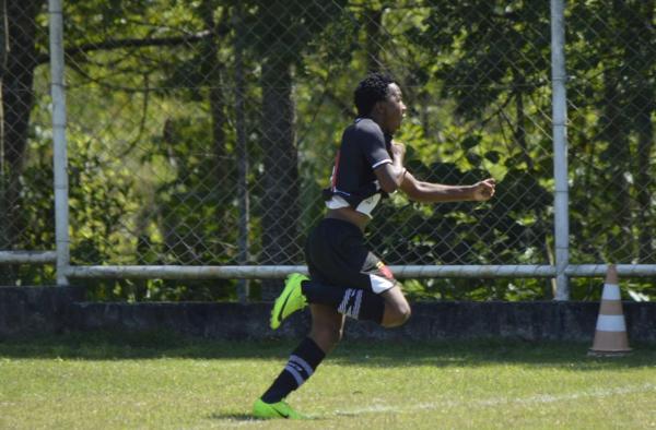 Matheus Ribeiro faz a festa após marcar no triunfo do sub-13