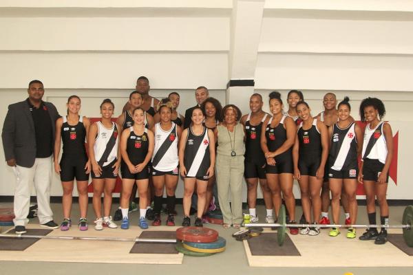 Treinador Carlos Aveiro e coordenadora Solange Chagas posaram ao lado dos atletas vascaínos