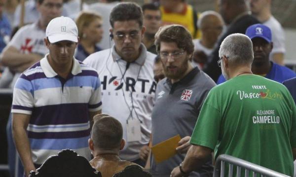 Fiscais observam votação no Vasco