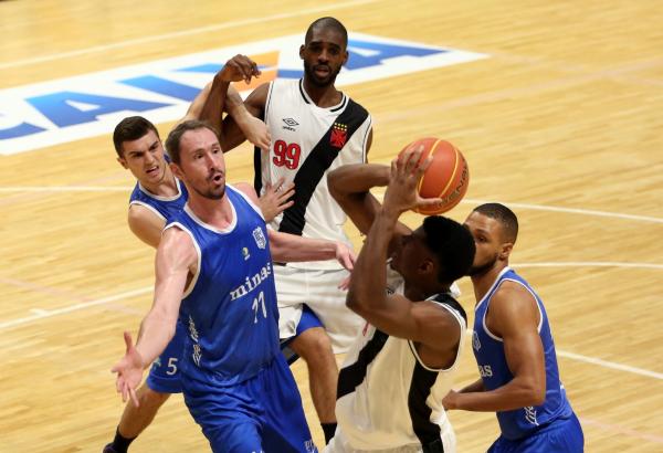 Gui Deodato briga pelo arremesso observado por Chris Hayes