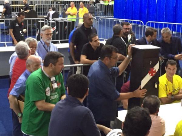 Urna nº 7 da eleição do Vasco