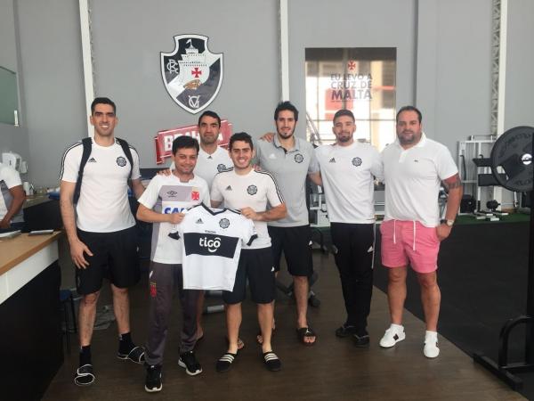 Gerente Científico Alex Evangelista posa ao lado de atletas e membros da comissão técnica do Olímpia (PAR)