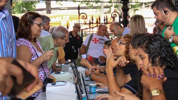 Sócios votando no Vasco