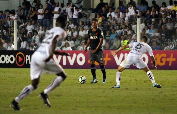 Evander em ação contra o Santos na Vila Belmiro