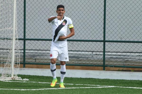 Felipe Rafael comemora um dos gols