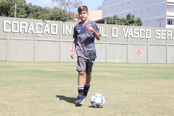 Luis Gustavo conduz a bola no Campo Anexo