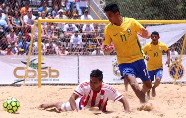 Jogador fica no chão ao levar drible de Mauricinho, craque da seleção brasileira e do Vasco da Gama