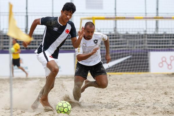 Mauricinho, do Vasco da Gam,a segue rumo ao ataque e se protege da marcação de Gabriel que atua pelo Botafogo no Brasileiro de Clubes