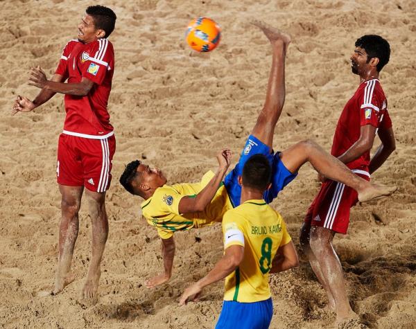 Mauricinho tenta a bicicleta cercado por rivais: atacante marcou duas vezes na final da Copa do Mundo contra o Taiti e deu assistência para gol de Datinha