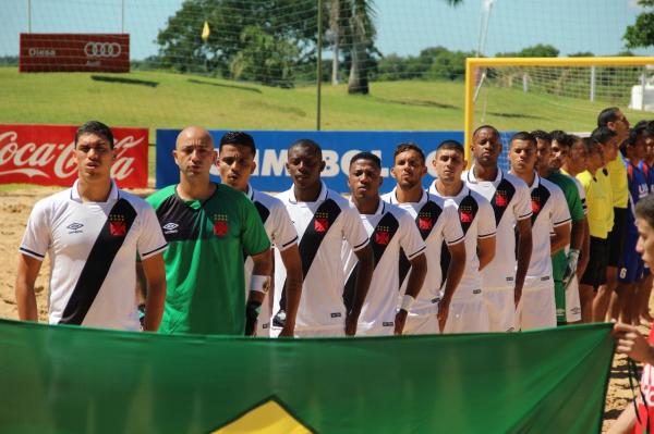 Time vascaíno no momento da execução do hino nacional