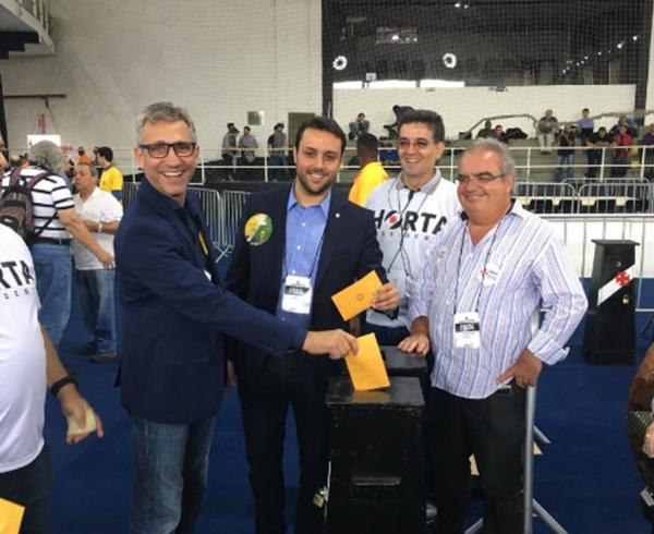 Julio Brant durante a eleição do Vasco