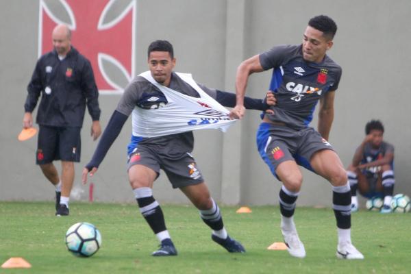 Yago Pikachu e Gilberto no último treino antes do jogo