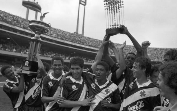 Vascaínos festejam bicampeonato brasileiro no Morumbi