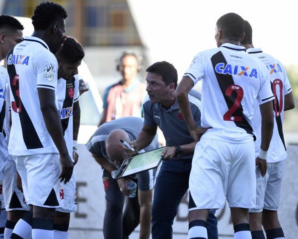 Zé Ricardo orienta jogadores durante a partida contra o São Paulo