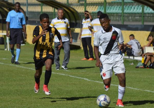 Volante Izaque puxa jogada de ataque do Gigante