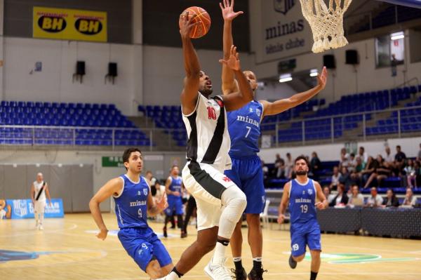 Gustavo em ação na estreia do NBB 10