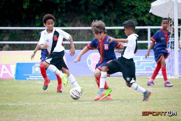 Caio Joshua e Pedrinho em ação na vitória sobre o AB Esportes