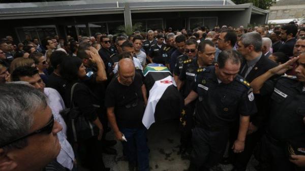 Caixão foi coberto por bandeiras do Brasil e Vasco, time de coração do comandante