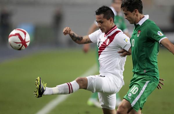 Yotún em ação pelas eliminatórias da Copa de 2018