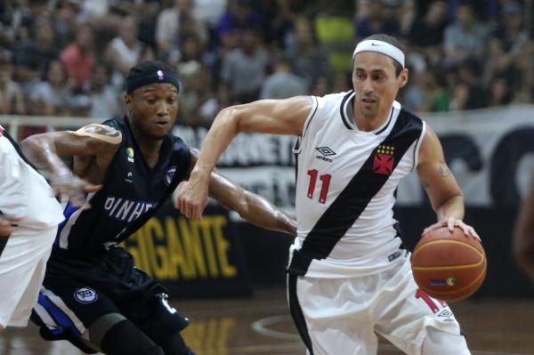 Fúlvio tenta a melhor jogada ofensiva