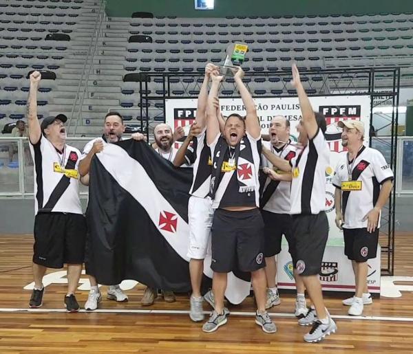 O time erguendo a Taça de Campeão!