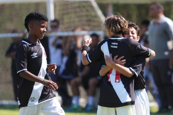 Matheus observa abraço entre Guilherme e Kauã Velon