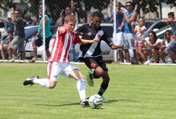 Artilheiro Gabriel Silva foi bem marcado contra o Bangu