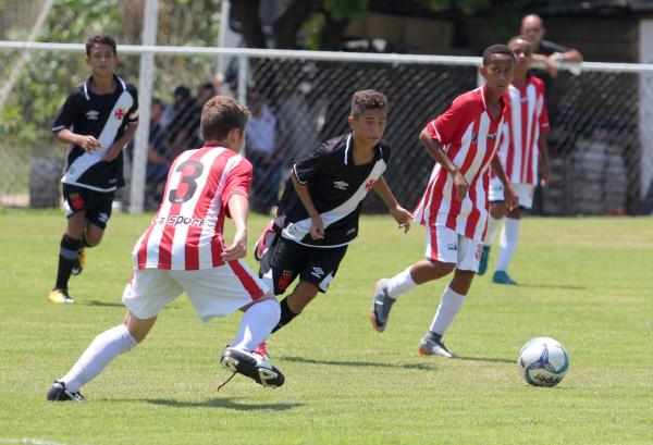Lateral Paulinho subiu bastante ao ataque durante o jogo